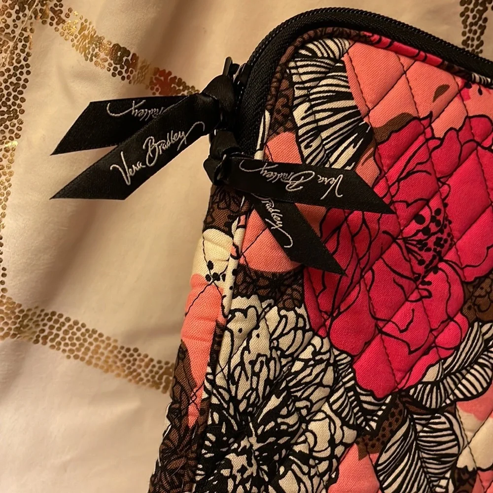 New without tags-Vera Bradley laptop bag. Pin flower pattern